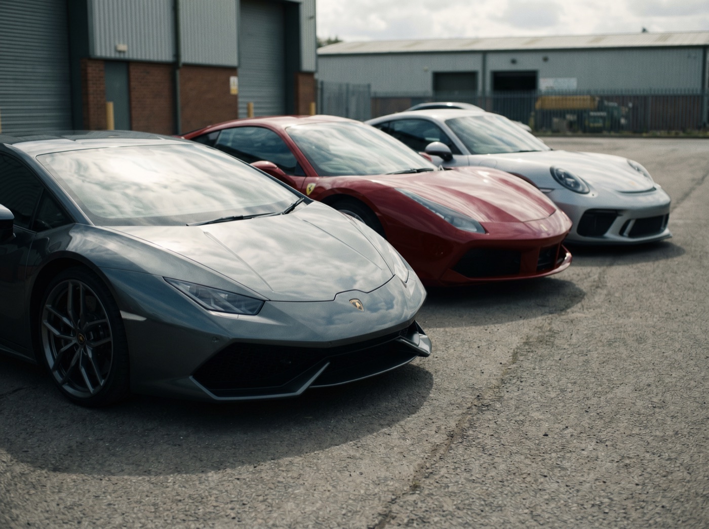 Frota de supercars — Lamborghini, Ferrari e Porsche em garagem privada