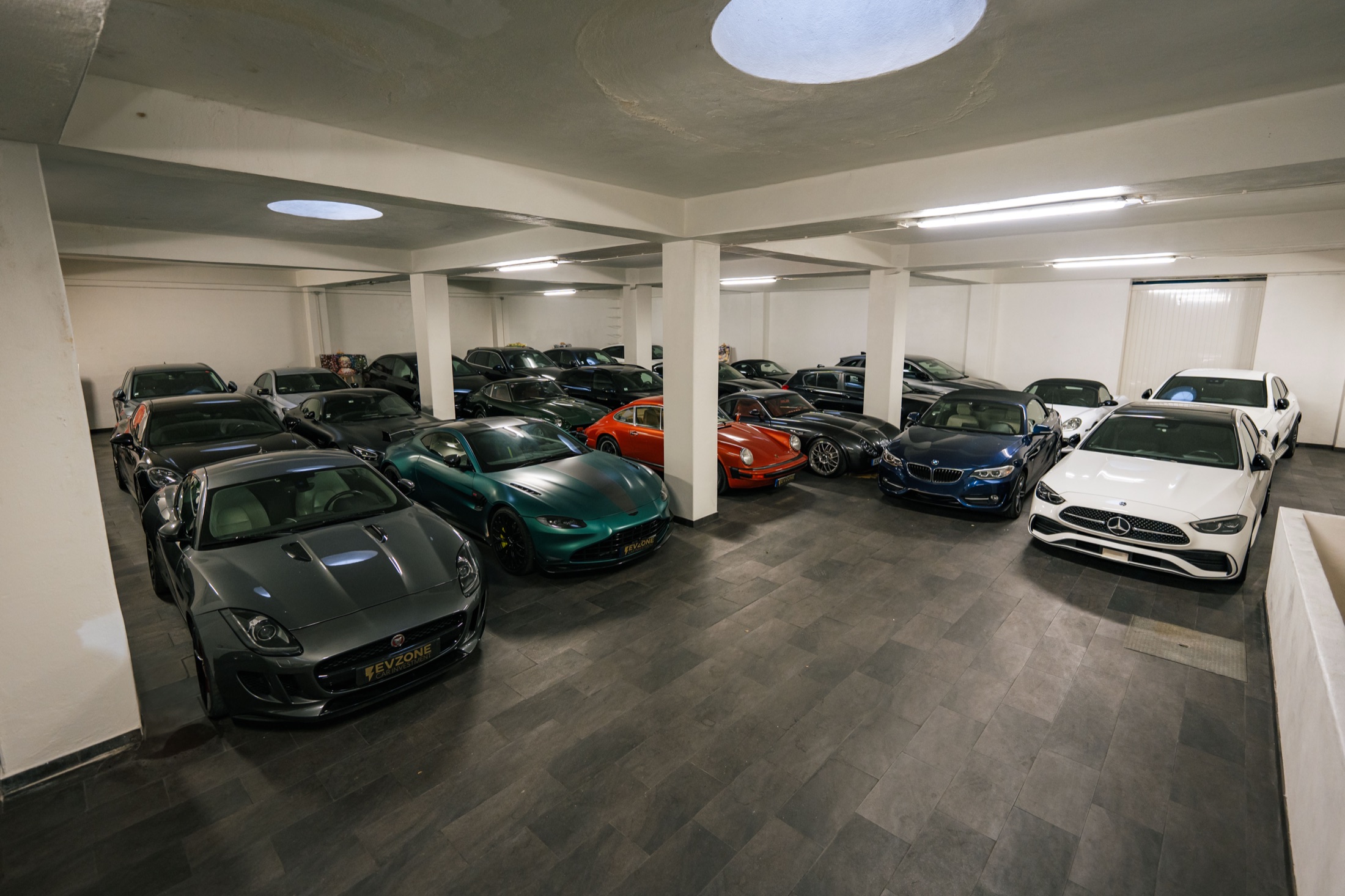 Showroom EVZONE com viaturas premium